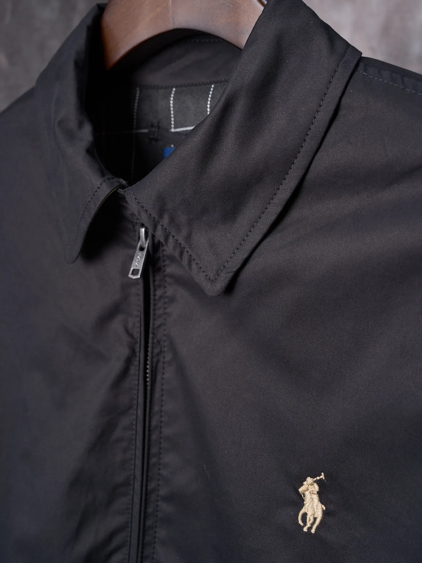 P490 Actual auction】Ralph Lauren/Ralph Lauren gold pony embroidered zipper lapel jacket [Ready stock] S M L XL custom-made cotton double-ply small diagonal elegant fabric, soft and silky, comfortable and close to the skin, with a pure black tone as the background. A touch of light gold pony logo embroidery is embellished on the chest, which is more dazzling because of the black background. Low-key and powerful. Subtle gloss changes inject breathing and vitality into the black jacket. Outline high-end silhouettes with extreme simplicity, show taste in silent places, universal adaptability to styles, use imported machine embroidery technology, use advanced computer control systems and precision mechanical components to achieve iconic pony embroidery operations, high precision, smooth and delicate lines, template machine bag opening, preset templates to guide the position, shape and size of the bag opening, accuracy ensures the quality of the bag opening effect, infrared positioning cutting machine to achieve precise positioning of materials through infrared transmitters and infrared receivers The precision can reach the micron level, thereby meeting the effect of high-precision cutting of plaid alignment. The fabrics have been carefully washed and have a better hand feel. They are not easy to deform, shrink or fade. They maintain long-term beauty and loose fit.